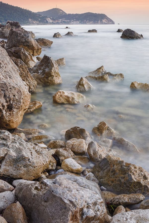 Zonsondergang over een rotsachtige kustlijn, Lefkada Griekenland royalty-vrije stock afbeeldingen Zonsondergang over een rotsachtige kustlijn, Lefkada Griekenland royalty-vrije stock afbeeldingen