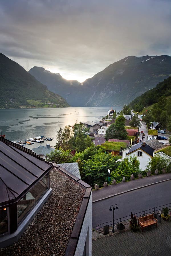 Zonsondergang over Fjord Geiranger stock foto's Zonsondergang over Fjord Geiranger stock foto's