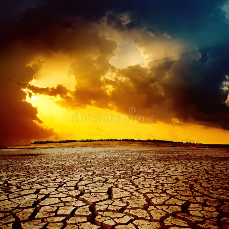 Zonsondergang boven de gebarsten woestijn royalty-vrije stock foto's