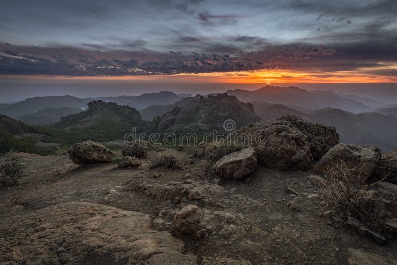 Zonsondergang over Gran Canaria, dichtbij Roque Nublo wordt genomen dat royalty-vrije stock foto Zonsondergang over Gran Canaria, dichtbij Roque Nublo wordt genomen dat royalty-vrije stock foto
