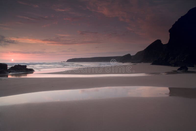 Zonsondergang over het strand Van Cornwall in het UK stock fotografie Zonsondergang over het strand Van Cornwall in het UK stock fotografie