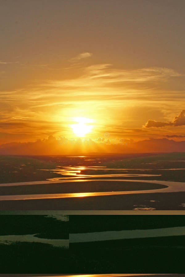 Zonsondergang over het Winden van Rivier in Bayinbuluke royalty-vrije stock afbeelding Zonsondergang over het Winden van Rivier in Bayinbuluke royalty-vrije stock afbeelding