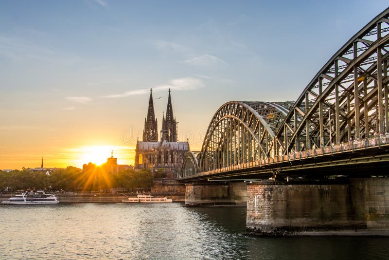 Zonsondergang over Keulen royalty-vrije stock fotografie Zonsondergang over Keulen royalty-vrije stock fotografie