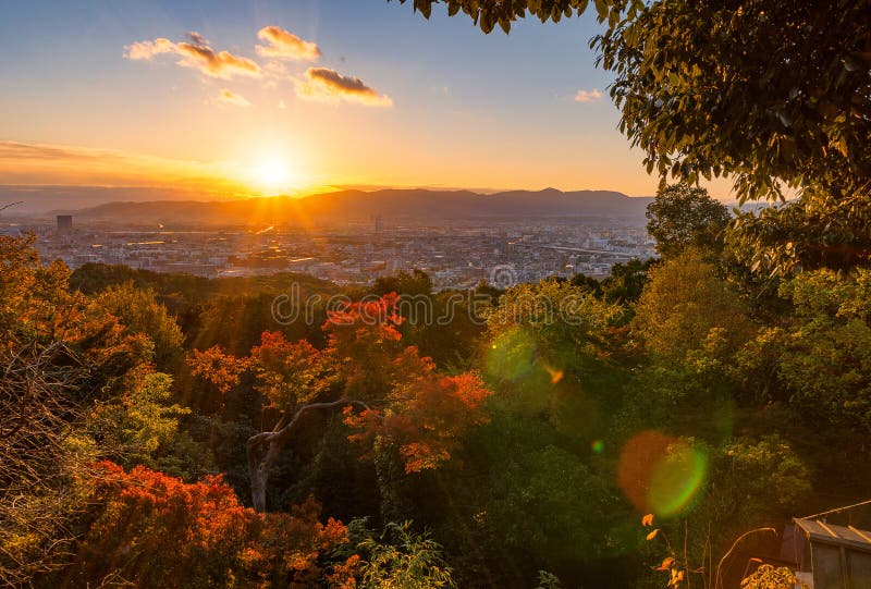 Zonsondergang over Kyoto met een rode mapple royalty-vrije stock afbeeldingen Zonsondergang over Kyoto met een rode mapple royalty-vrije stock afbeeldingen