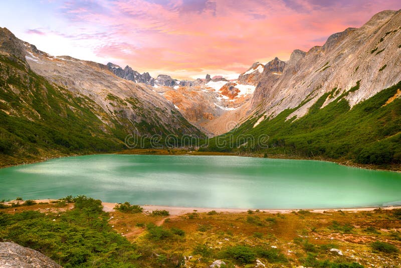 Zonsondergang over Laguna Esmeralda meer in Tierra del Fuego stock foto's Zonsondergang over Laguna Esmeralda meer in Tierra del Fuego stock foto's