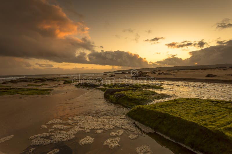 Zonsondergang over mooi strand bij de Grote Oceaanweg van Apollo Bay Coastal Reserve Melbourne Australië royalty-vrije stock foto's Zonsondergang over mooi strand bij de Grote Oceaanweg van Apollo Bay Coastal Reserve Melbourne Australië royalty-vrije stock foto's