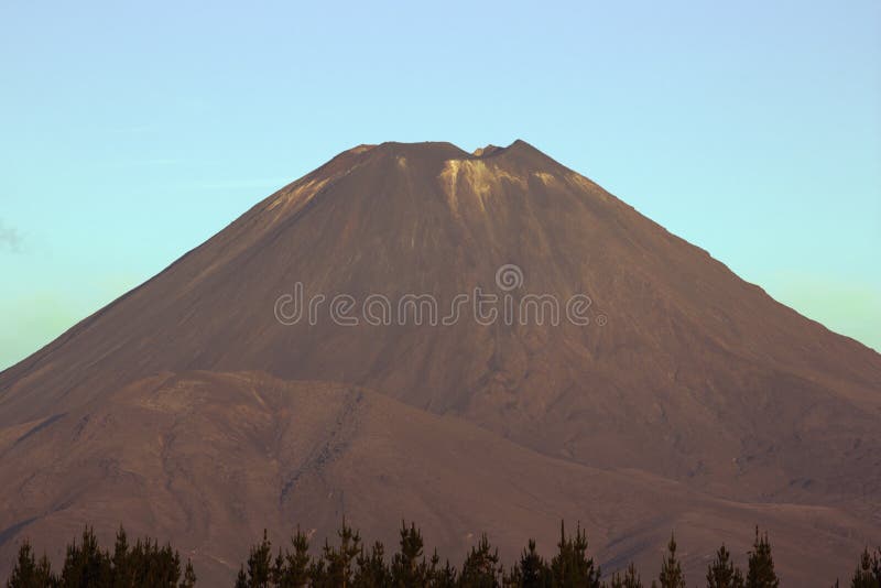 Zonsondergang over Onderstel Ngauruhoe stock foto Zonsondergang over Onderstel Ngauruhoe stock foto