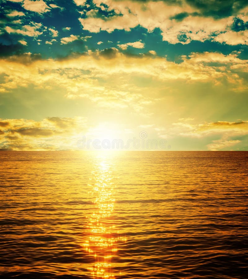 Zonsondergang boven oranje water royalty-vrije stock afbeeldingen