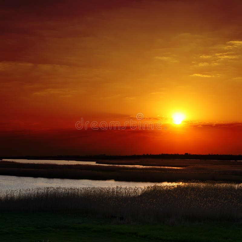 Zonsondergang boven de rivier royalty-vrije stock fotografie