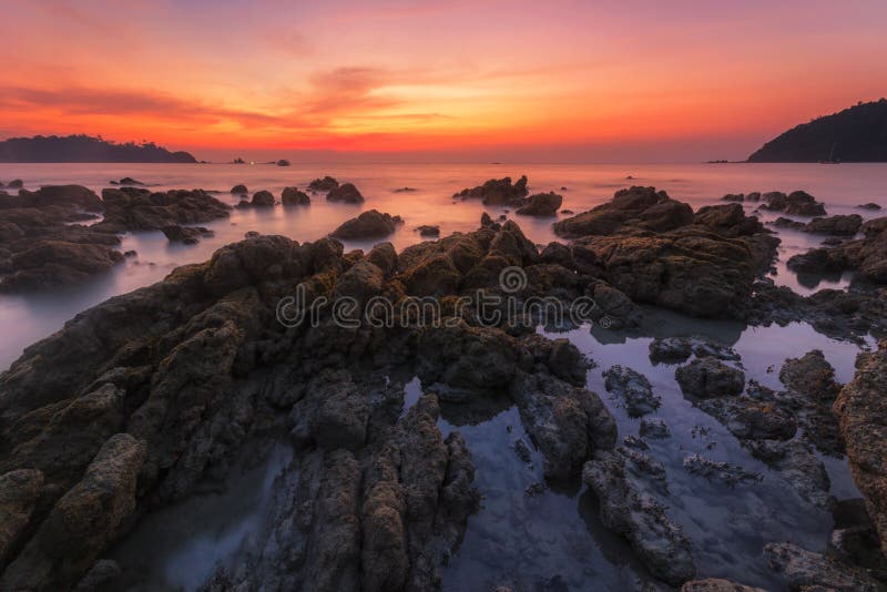 Zonsondergang Overzeese achtergrond bij Koh Payam Popular-toerist met Schemeringkleur en onduidelijk beeldachtergrond in Ranong, royalty-vrije stock foto Zonsondergang Overzeese achtergrond bij Koh Payam Popular-toerist met Schemeringkleur en onduidelijk beeldachtergrond in Ranong, royalty-vrije stock foto