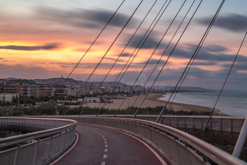 Zonsondergang in Pescara, Ponte del Mare Brug Het overzees stock afbeelding Zonsondergang in Pescara, Ponte del Mare Brug Het overzees stock afbeelding