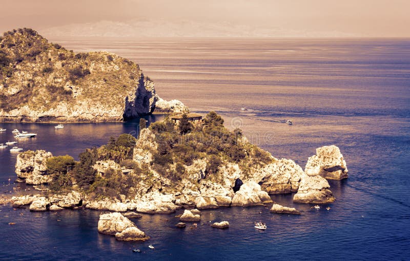 Zonsondergang in Sicili?, overzeese mening met beroemd eiland Isola Bella van Taormina stock foto Zonsondergang in Sicili?, overzeese mening met beroemd eiland Isola Bella van Taormina stock foto