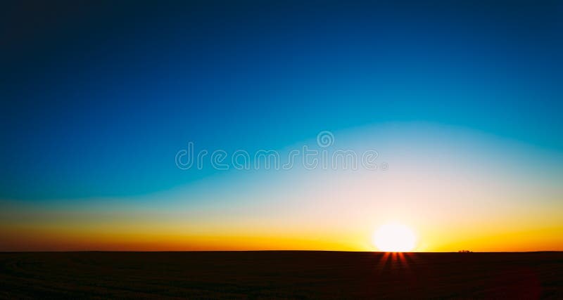 Zonsondergang, Zonsopgang, Zon over Landelijk Plattelandsgebied royalty-vrije stock foto Zonsondergang, Zonsopgang, Zon over Landelijk Plattelandsgebied royalty-vrije stock foto