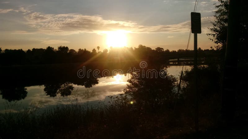 Zonsonderganghemel op de rivier stock afbeeldingen Zonsonderganghemel op de rivier stock afbeeldingen