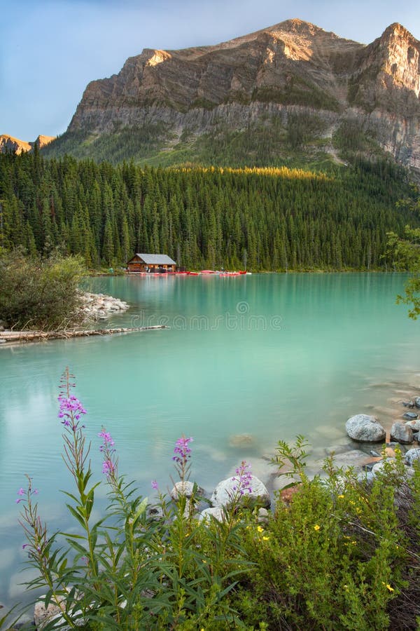 Zonsondergangmening bij Meer Louise, Banff, Alberta, Canada stock foto Zonsondergangmening bij Meer Louise, Banff, Alberta, Canada stock foto