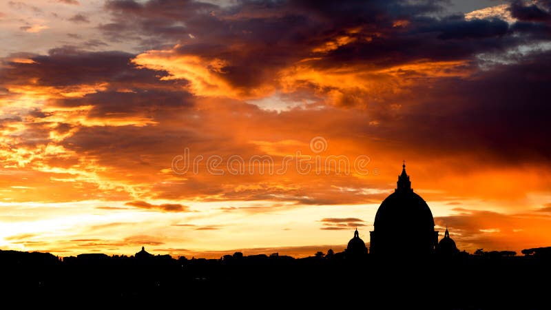 Zonsondergangmening bij St Peter kathedraal in Rome, Italië royalty-vrije stock foto's Zonsondergangmening bij St Peter kathedraal in Rome, Italië royalty-vrije stock foto's