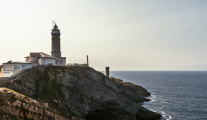 Zonsondergangmening van een vuurtoren in Santander, Noordelijk Spanje stock afbeelding Zonsondergangmening van een vuurtoren in Santander, Noordelijk Spanje stock afbeelding