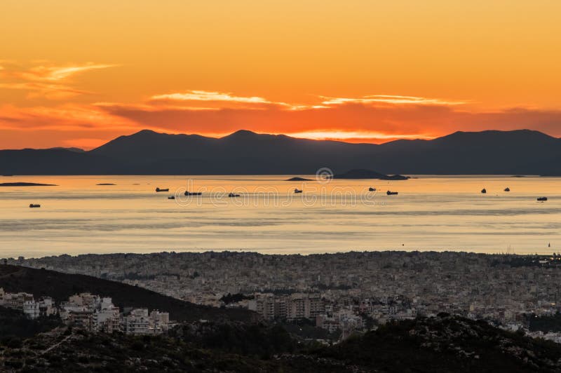Zonsondergangmening van schepen in Piraeus haven, Athene in Griekenland royalty-vrije stock foto Zonsondergangmening van schepen in Piraeus haven, Athene in Griekenland royalty-vrije stock foto