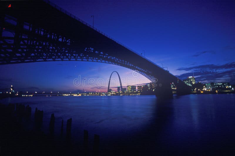 Zonsondergangmening van St.Louis, Mo horizon en Eads-Brug royalty-vrije stock foto Zonsondergangmening van St.Louis, Mo horizon en Eads-Brug royalty-vrije stock foto