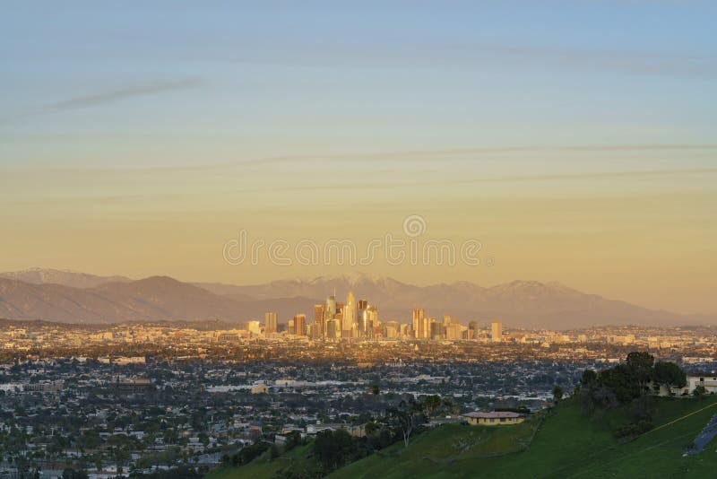 Zonsondergangsatellietbeeld van mooie cityscape van de binnenstad van Los Angeles met MT baldy stock foto Zonsondergangsatellietbeeld van mooie cityscape van de binnenstad van Los Angeles met MT baldy stock foto