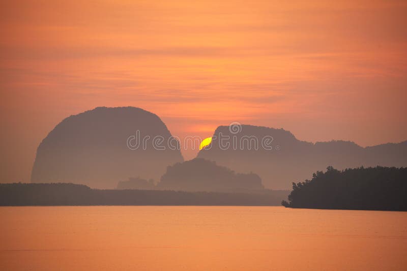 Zonsopgang achter de bergketen royalty-vrije stock foto's Zonsopgang achter de bergketen royalty-vrije stock foto's