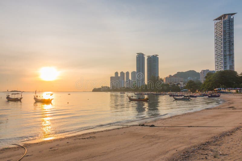 Zonsopgang bij de kust van Tanjung Bungah, Penang, Maleisië stock afbeelding Zonsopgang bij de kust van Tanjung Bungah, Penang, Maleisië stock afbeelding