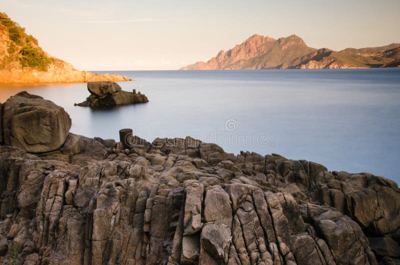 Zonsopgang bij Golf van Porto en Scandola-Natuurreservaat in Corsica, Frankrijk royalty-vrije stock afbeeldingen Zonsopgang bij Golf van Porto en Scandola-Natuurreservaat in Corsica, Frankrijk royalty-vrije stock afbeeldingen