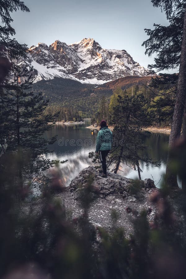 Zonsopgang bij het bergmeer Eibsee stock fotografie Zonsopgang bij het bergmeer Eibsee stock fotografie
