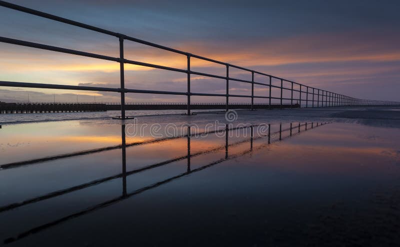 Zonsopgang bij het Westenpijler van Swansea royalty-vrije stock fotografie Zonsopgang bij het Westenpijler van Swansea royalty-vrije stock fotografie