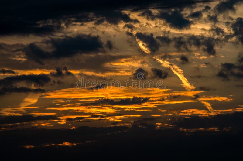 Zonsopgang in duitsland in de herfst tegen de hemel royalty-vrije stock foto