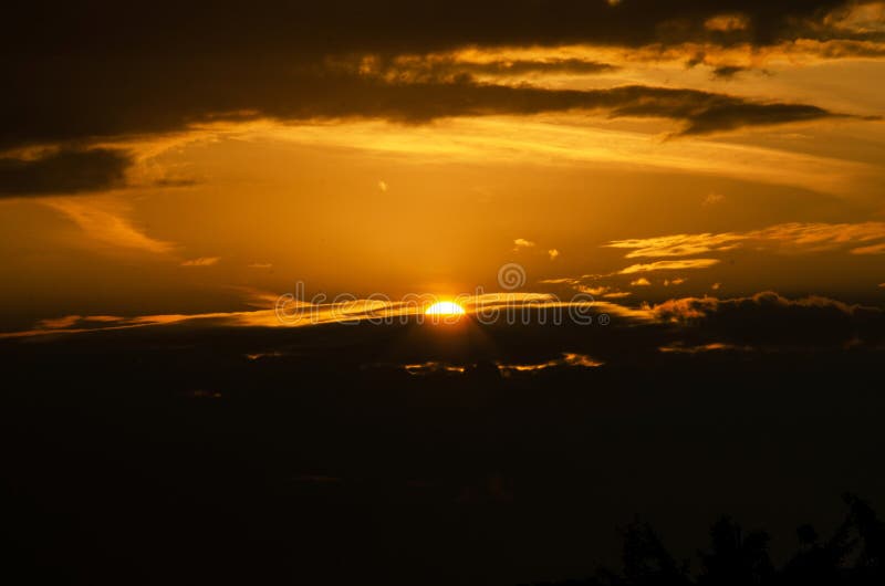 Zonsopgang in duitsland in de herfst tegen de hemel stock afbeeldingen