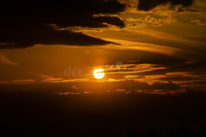 Zonsopgang in duitsland in de herfst tegen de hemel royalty-vrije stock foto