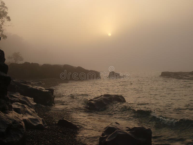Zonsopgang en ochtendmist op het meer stock fotografie Zonsopgang en ochtendmist op het meer stock fotografie