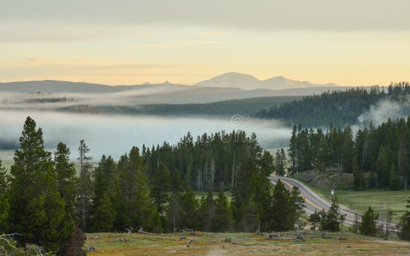 Zonsopgang in het Nationale Park van Yellowstone royalty-vrije stock afbeeldingen Zonsopgang in het Nationale Park van Yellowstone royalty-vrije stock afbeeldingen