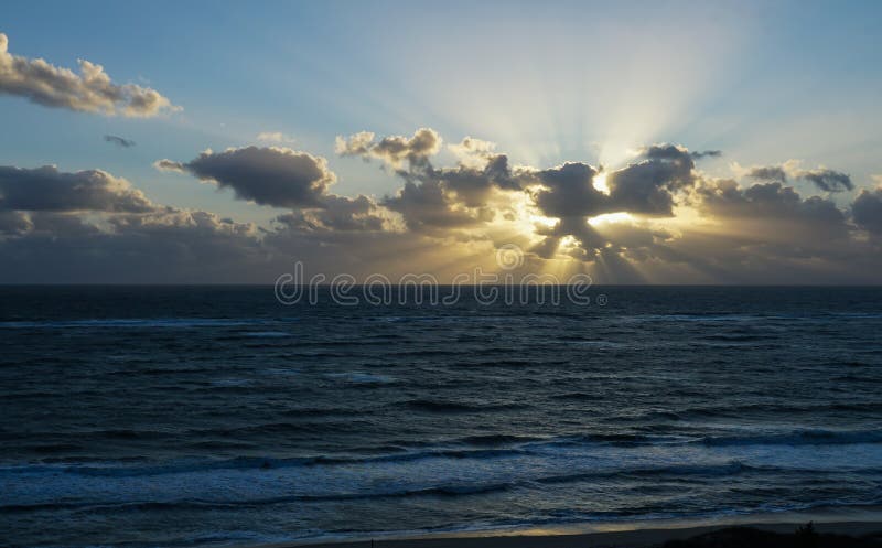 Zonsopgang op een strand met stralen stock fotografie Zonsopgang op een strand met stralen stock fotografie