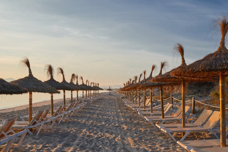 Zonsopgang op een verlaten tropisch toevluchtstrand stock fotografie Zonsopgang op een verlaten tropisch toevluchtstrand stock fotografie
