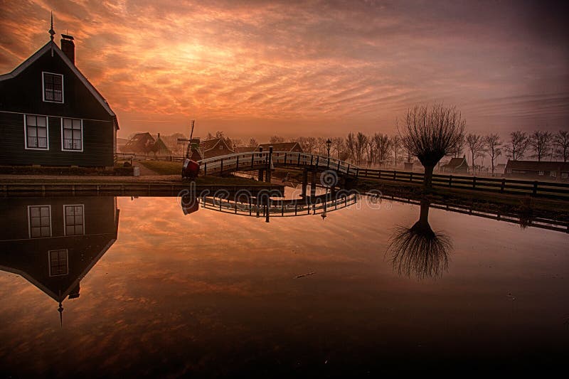 Zonsopgang op Zaanse Schans royalty-vrije stock foto Zonsopgang op Zaanse Schans royalty-vrije stock foto