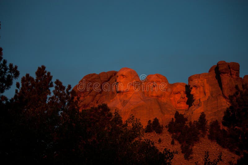 Zonsopgang Oranje Gloed bij Onderstel Rushmore royalty-vrije stock foto Zonsopgang Oranje Gloed bij Onderstel Rushmore royalty-vrije stock foto