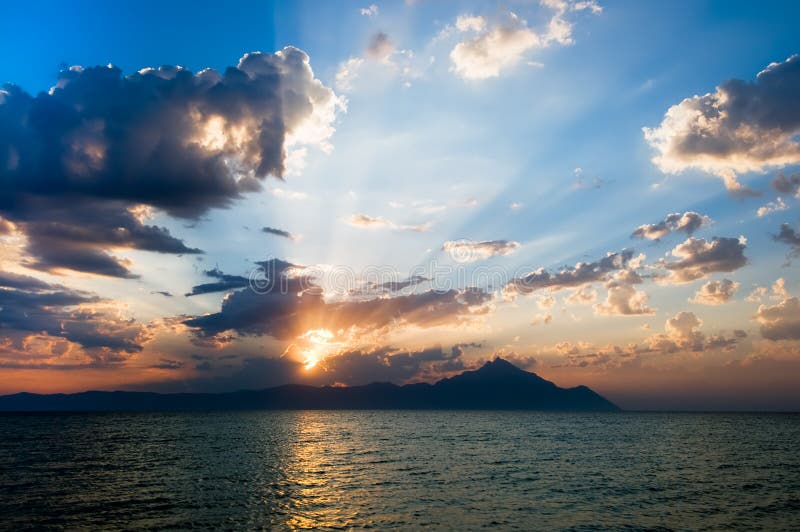 Zonsopgang over berg Athos in Griekenland royalty-vrije stock afbeelding Zonsopgang over berg Athos in Griekenland royalty-vrije stock afbeelding