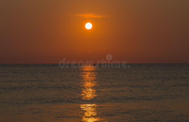 Zonsopgang over de overzeese oppervlakte met de bezinning van de stralen royalty-vrije stock fotografie Zonsopgang over de overzeese oppervlakte met de bezinning van de stralen royalty-vrije stock fotografie