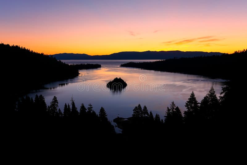 Zonsopgang over Emerald Bay bij Meer Tahoe, Californië, de V.S. royalty-vrije stock fotografie Zonsopgang over Emerald Bay bij Meer Tahoe, Californië, de V.S. royalty-vrije stock fotografie