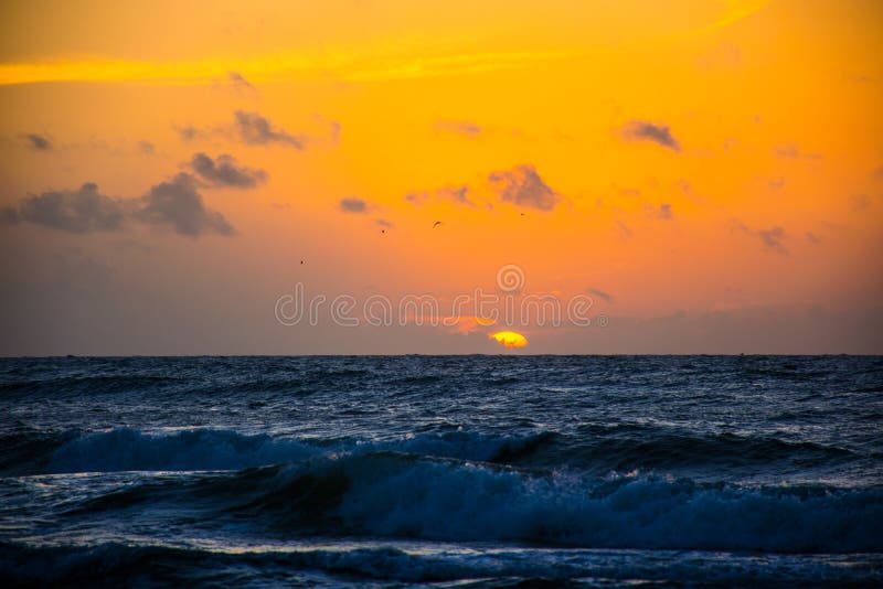 Zonsopgang over het Oceaanaalmoezeniereiland Texas Waves Crashing royalty-vrije stock fotografie Zonsopgang over het Oceaanaalmoezeniereiland Texas Waves Crashing royalty-vrije stock fotografie