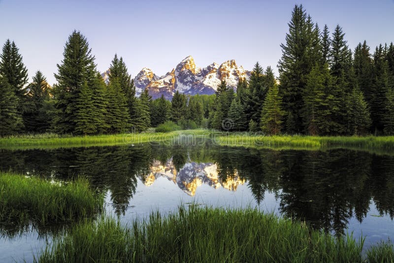 Zonsopgang in Schwabacher die in het Nationale Park van Grand Teton landen royalty-vrije stock afbeelding Zonsopgang in Schwabacher die in het Nationale Park van Grand Teton landen royalty-vrije stock afbeelding