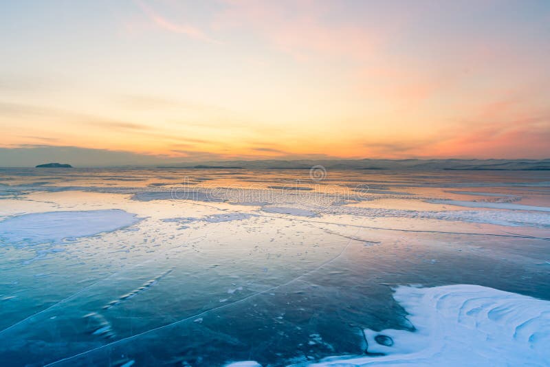 Zonsopganghemel over ijswatermeer met horizonachtergrond royalty-vrije stock fotografie Zonsopganghemel over ijswatermeer met horizonachtergrond royalty-vrije stock fotografie