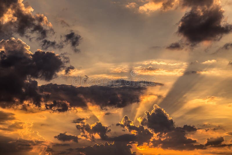 Zonstralen op zonsondergang stock fotografie Zonstralen op zonsondergang stock fotografie