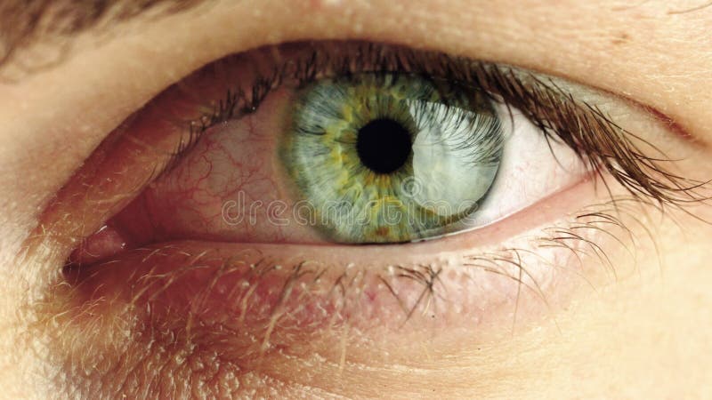 Zoom en el acercamiento al ojo humano masculino. zoom de transición a negro infinito. metrajes