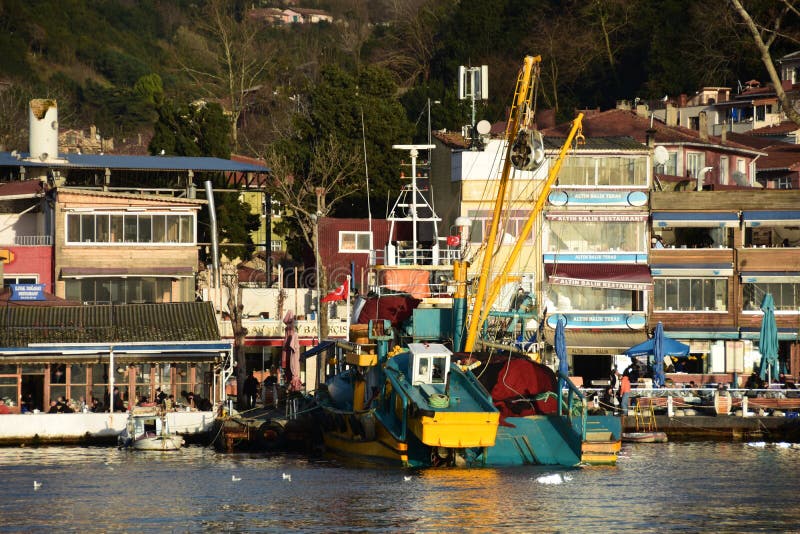Zoomad sikt av fiskebåten i den Sariyer fjärden Sariyer är ett område av Istanbul, på slutet av den Bosphorus kanalen till norden royaltyfri bild Zoomad sikt av fiskebåten i den Sariyer fjärden Sariyer är ett område av Istanbul, på slutet av den Bosphorus kanalen till norden royaltyfri bild