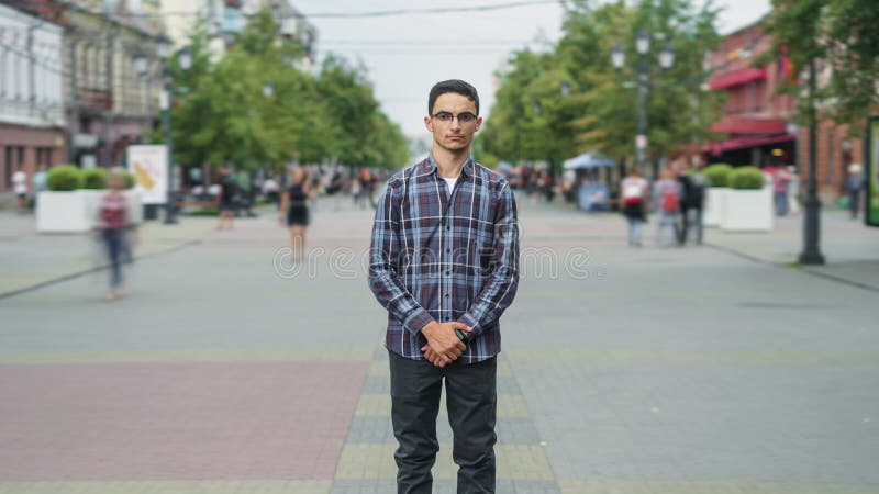 Zoomin portrait en accéléré d'un homme du moyen-orient debout dehors avec un visage sérieux clips vidéos