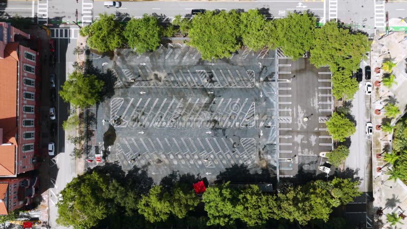 Zooming in een schot van een stadskertje met alle openstaande ruimtes in het centrum van de stad met witte lijnen. luchtperspectie