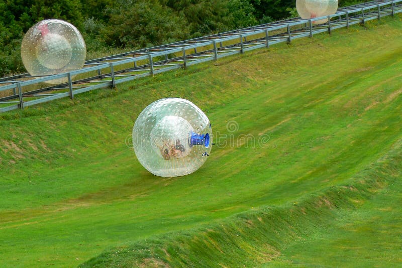 Zorb, een prettoeristische activiteit in Rotorua, Nieuw Zeeland royalty-vrije stock afbeelding Zorb, een prettoeristische activiteit in Rotorua, Nieuw Zeeland royalty-vrije stock afbeelding